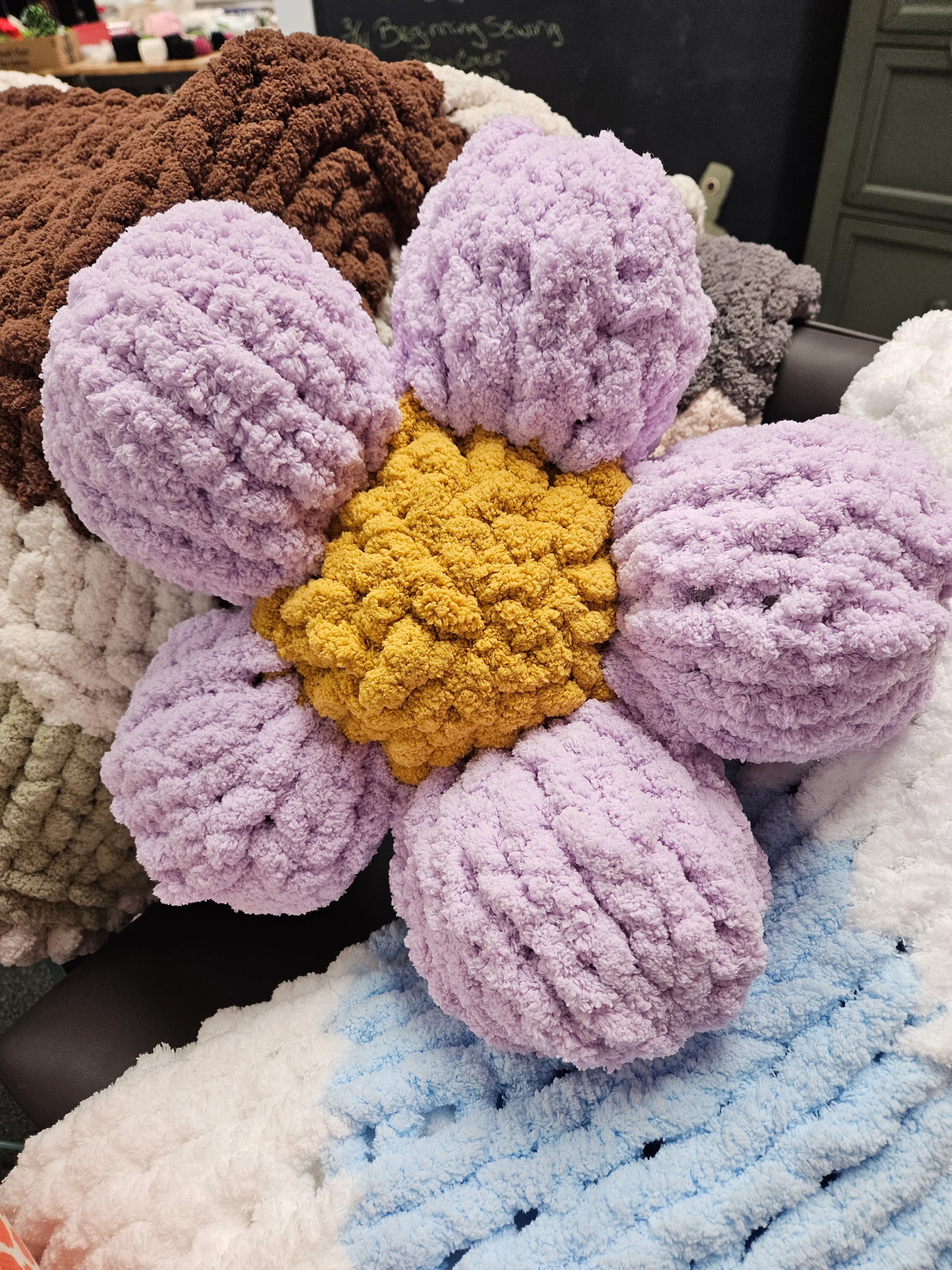 🌼 Chunky Yarn Knit Daisy Pillow Workshop