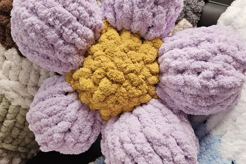 Chunky Yarn Knit Daisy Pillow Workshop